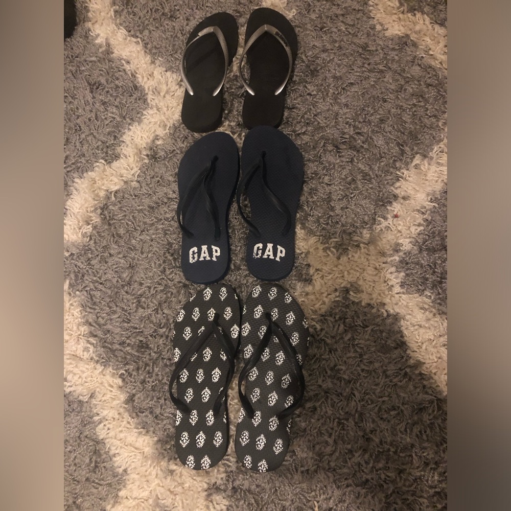 Gap and Havaianas flip flops